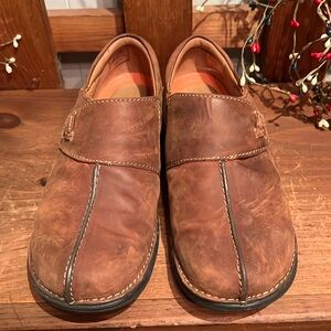 Clarks unstructured brain slipons! Near new condition 😃